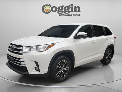 Used 2018 Toyota Highlander Plus AWD/4WD image 2