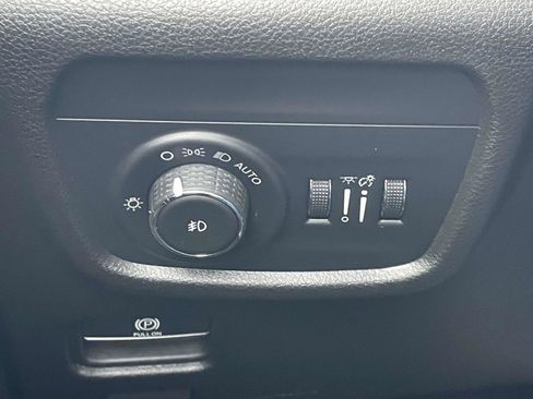 Used 2023 Jeep Grand Cherokee Limited w/ Black Appearance Package image 34