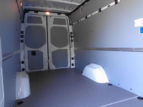 Used 2025 Mercedes-Benz Sprinter 2500 image 16