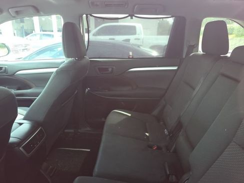 Used 2018 Toyota Highlander LE FWD image 14