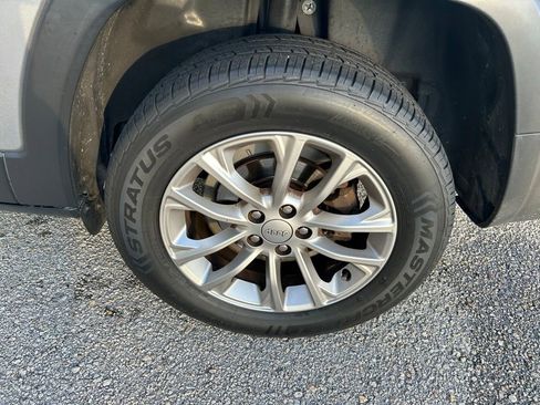 Used 2019 Jeep Cherokee Latitude w/ Popular Appearance Group FWD image 10