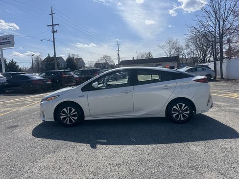 Used 2017 Toyota Prius Prime Plus image 19