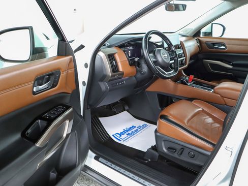 Used 2023 Nissan Pathfinder Platinum image 3