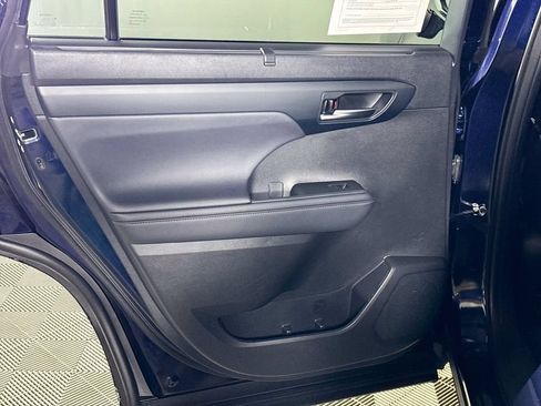Used 2024 Toyota Highlander XLE AWD/4WD image 19