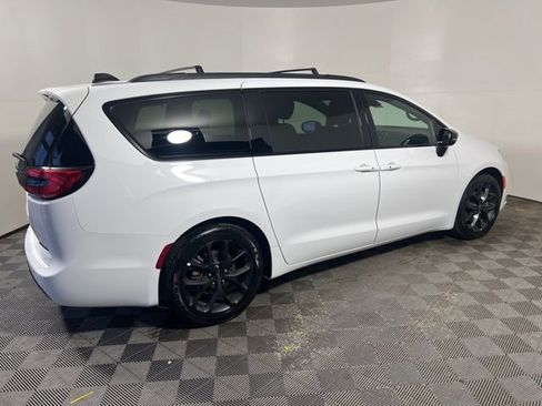 Certified 2025 Chrysler Pacifica Limited image 9