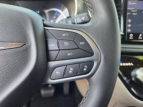 Used 2024 Chrysler Pacifica Limited FWD image 24