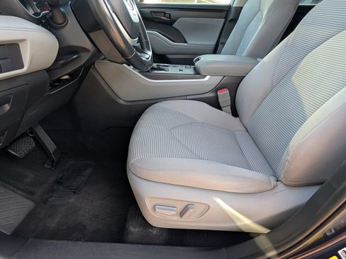 Used 2022 Toyota Highlander LE FWD image 14