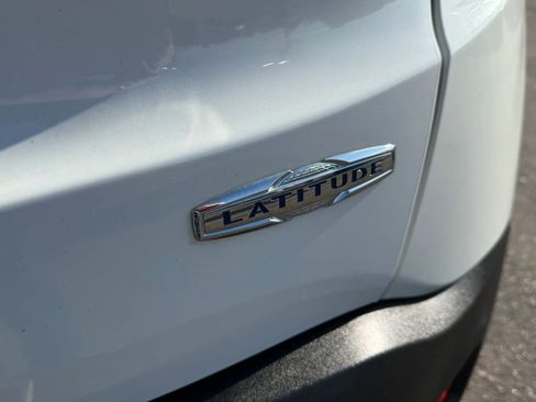 Used 2015 Jeep Renegade Latitude AWD/4WD image 14
