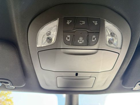 Used 2025 Chrysler Pacifica Select image 23