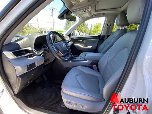 Used 2022 Toyota Highlander XLE AWD/4WD image 37