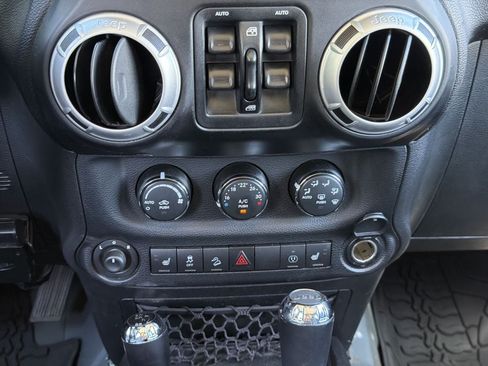 Used 2014 Jeep Wrangler Unlimited Sahara w/ Max Tow Package AWD/4WD image 17