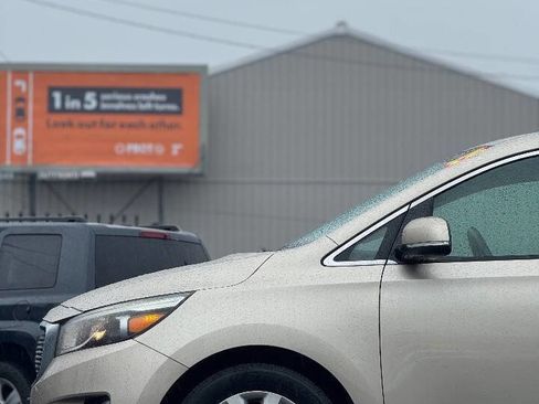 Used 2015 Kia Sedona EX image 17