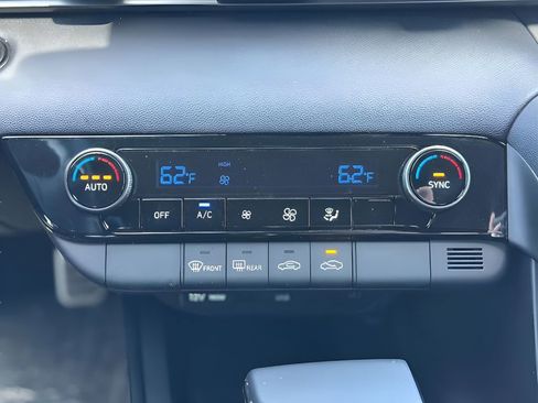 Used 2025 Hyundai Elantra Sport image 13