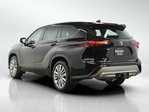 Used 2024 Toyota Highlander Platinum AWD/4WD image 3
