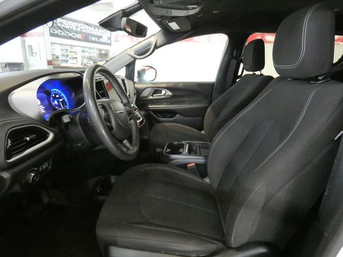 Used 2023 Chrysler Pacifica Touring FWD image 10