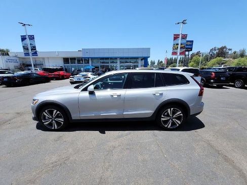 Used 2025 Volvo V60 B5 Cross Country Plus AWD/4WD image 5
