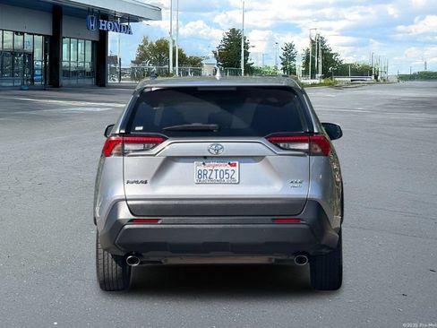 Used 2020 Toyota RAV4 XLE w/ XLE Grade Weather Package AWD/4WD image 8