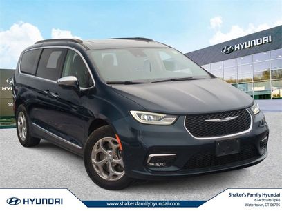 Used 2022 Chrysler Pacifica Limited w/ Uconnect Theater Family Group