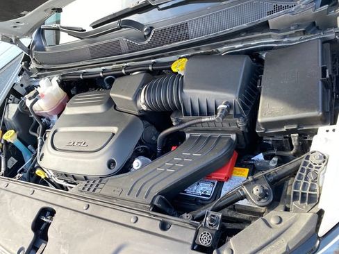 Certified 2024 Chrysler Pacifica Touring-L image 28