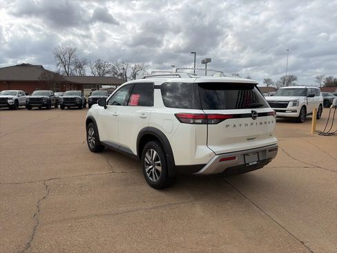 Certified 2024 Nissan Pathfinder SL image 3