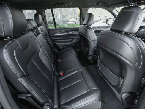 Used 2025 Jeep Grand Cherokee Limited image 36