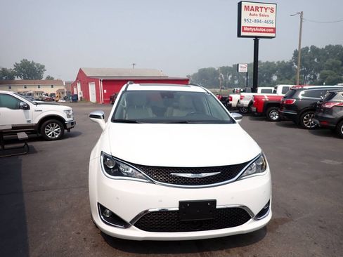 Used 2017 Chrysler Pacifica Limited w/ Advanced Safetytec Group FWD image 2