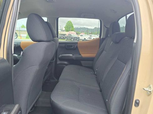 Certified 2018 Toyota Tacoma SR5 AWD/4WD image 18