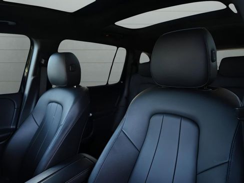 Used 2021 Mercedes-Benz GLB 250 4MATIC w/ Premium Package image 22