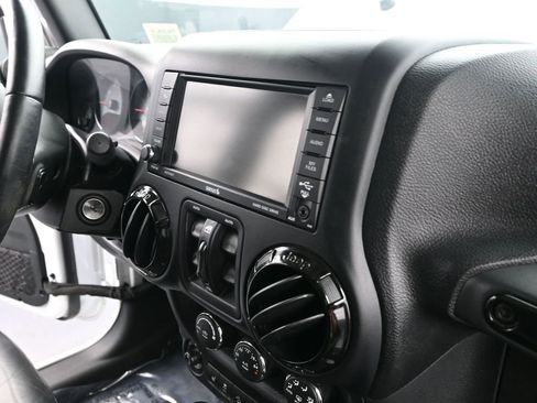 Used 2017 Jeep Wrangler Unlimited Sahara image 23