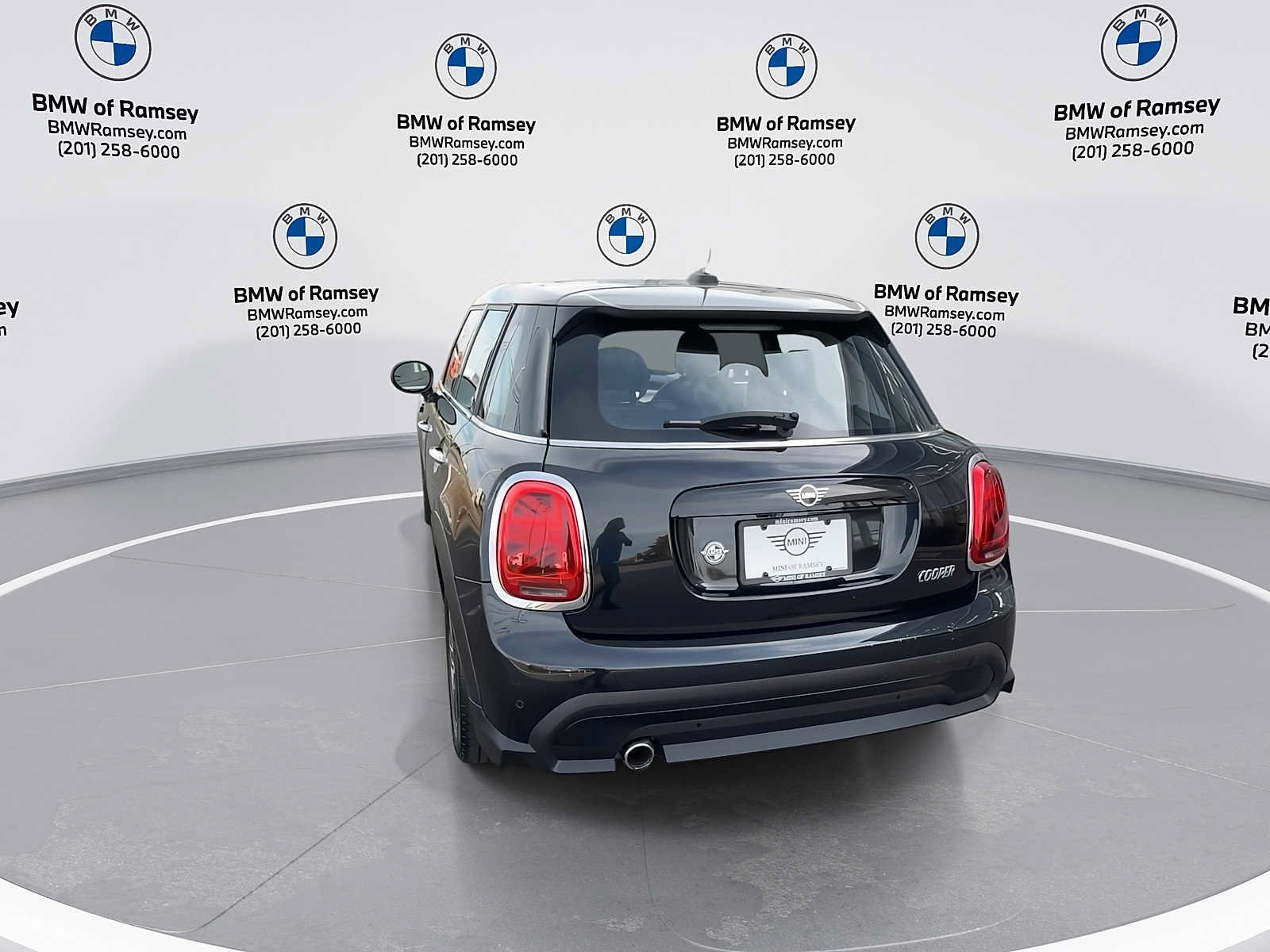 Used 2024 MINI Cooper 4-Door Hardtop FWD image 7