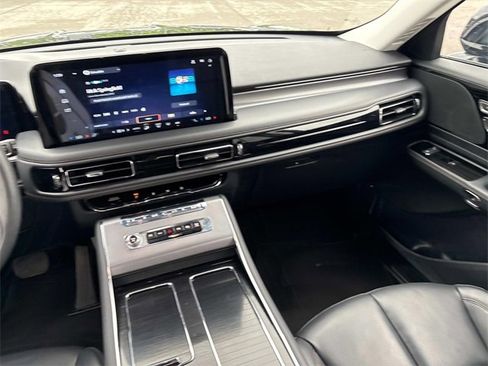 Certified 2025 Lincoln Aviator AWD image 16