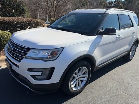 Used 2017 Ford Explorer XLT w/ Equipment Group 202A image 4