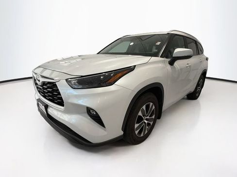 Certified 2026 Toyota Highlander XLE AWD/4WD image 3