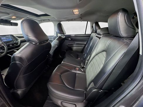 Used 2022 Toyota Highlander XLE AWD/4WD image 22