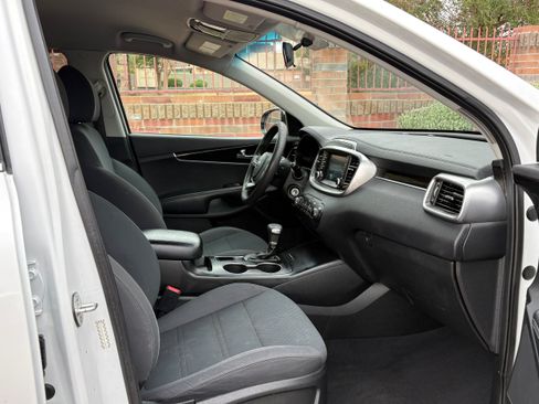 Used 2020 Kia Sorento FWD V6 image 10