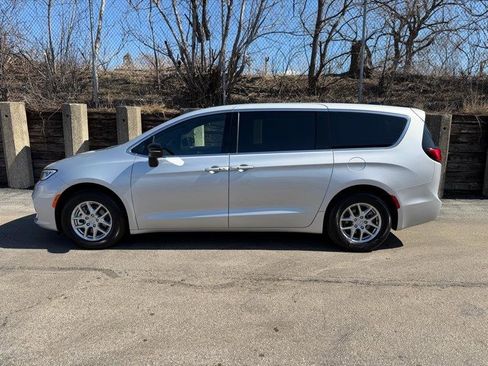 Used 2026 Chrysler Pacifica Select FWD image 6