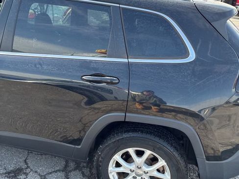 Used 2018 Jeep Cherokee Latitude w/ Cold Weather Group image 5