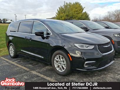 Used 2025 Chrysler Pacifica Select