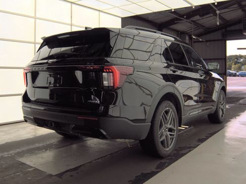 Used 2025 Ford Explorer ST-Line w/ ST-Line Street Pack AWD/4WD image 4