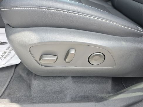 Used 2025 Chevrolet Traverse LT FWD image 23
