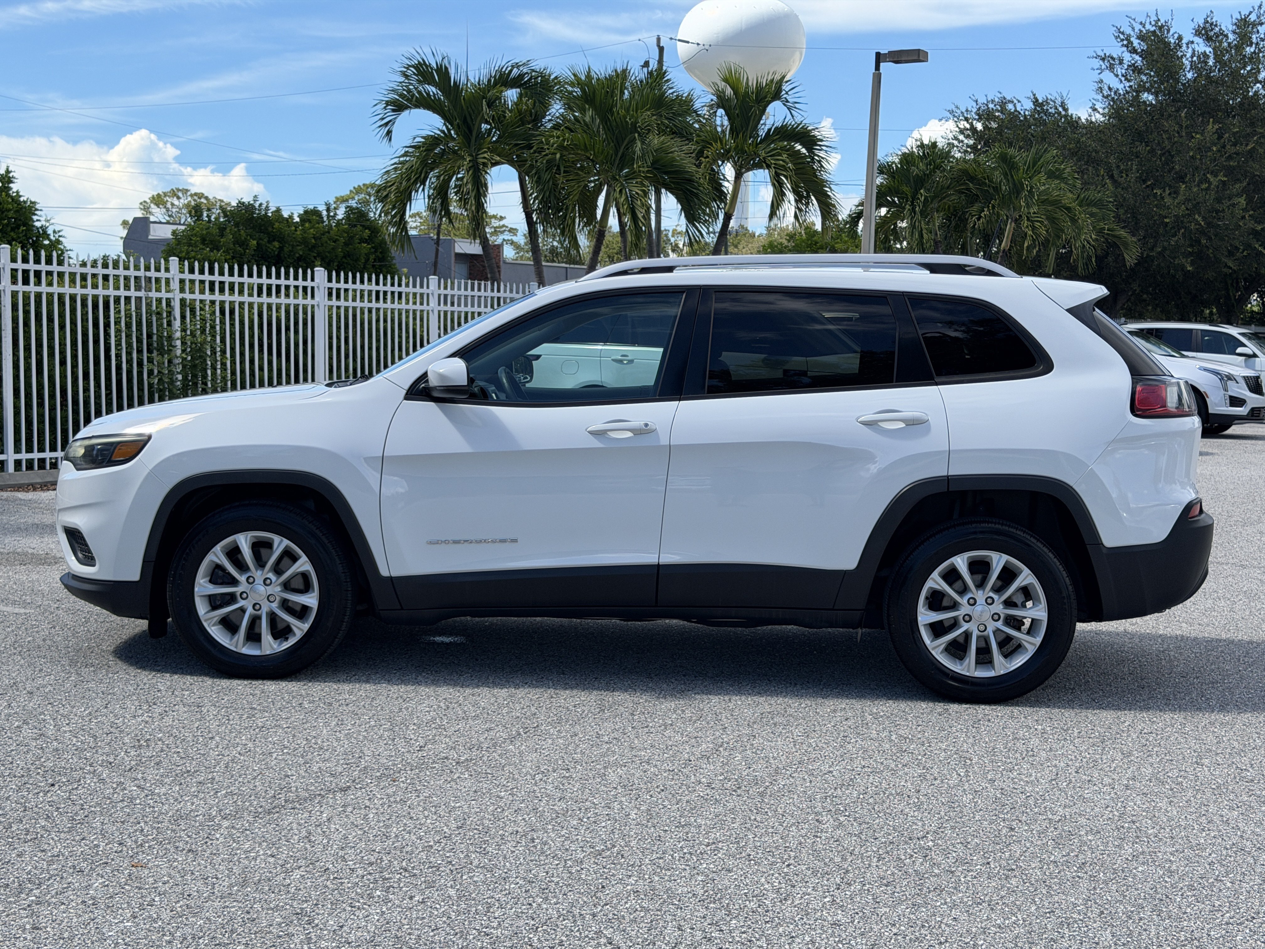 Used 2020 Jeep Cherokee Latitude FWD image 4