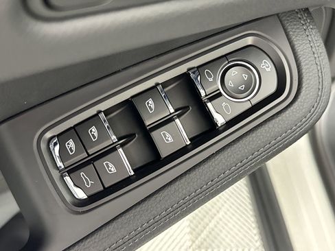 Certified 2025 Porsche Macan image 13