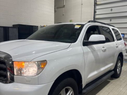 Used 2017 Toyota Sequoia SR5 w/ Premium Package image 40