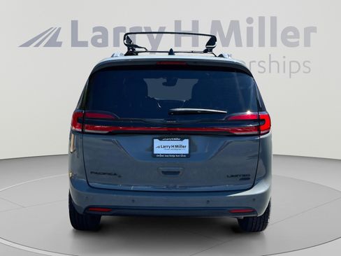 Used 2023 Chrysler Pacifica Limited w/ S Appearance Package AWD/4WD image 4
