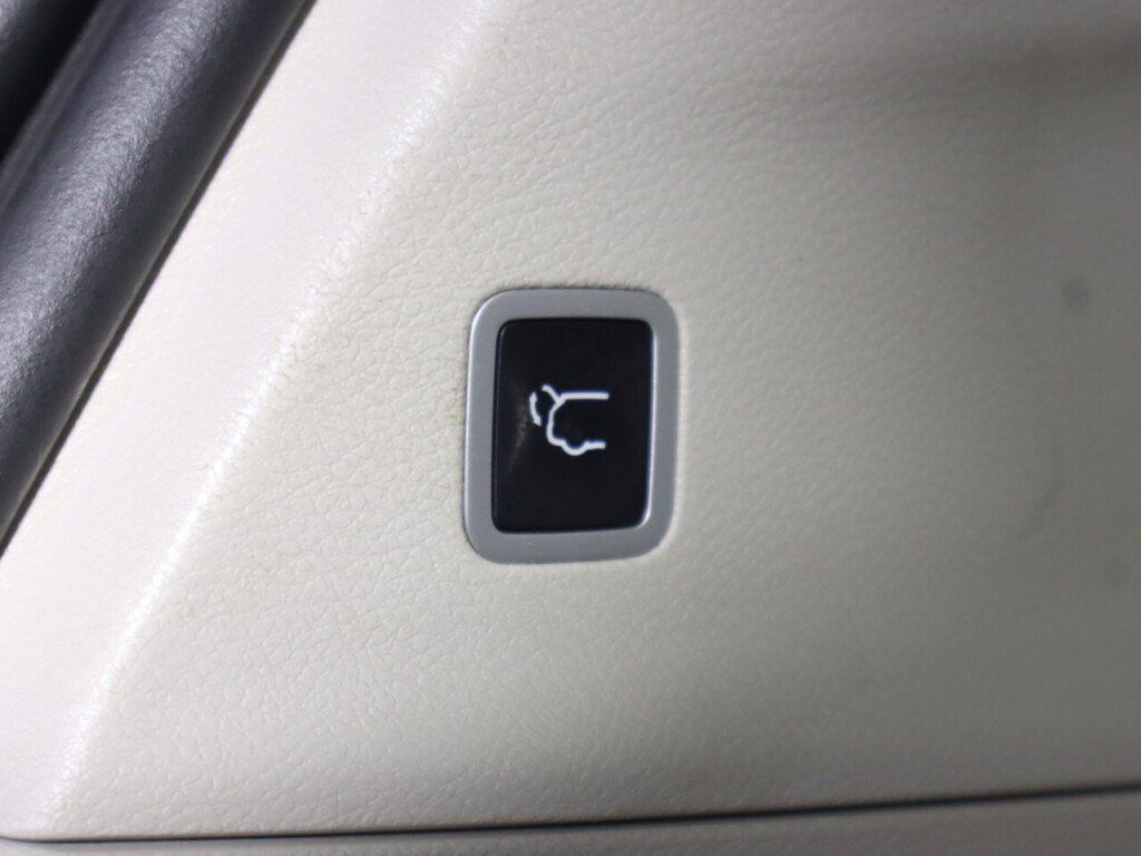 Used 2020 Chrysler Voyager Lxi FWD image 34