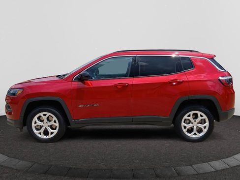 Used 2024 Jeep Compass Latitude AWD/4WD image 4