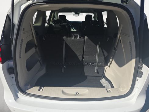 Certified 2024 Chrysler Pacifica Touring-L image 11