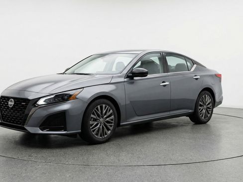 Used 2025 Nissan Altima 2.5 SV FWD image 3