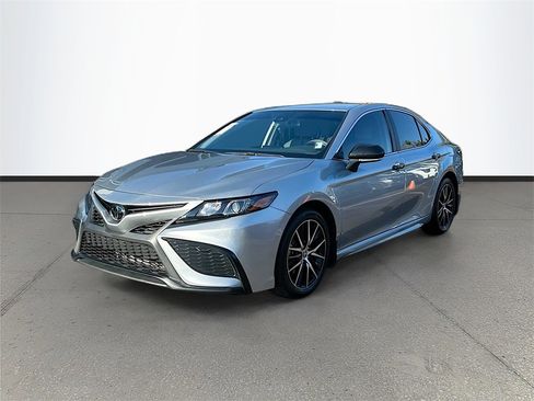 Used 2024 Toyota Camry SE image 3