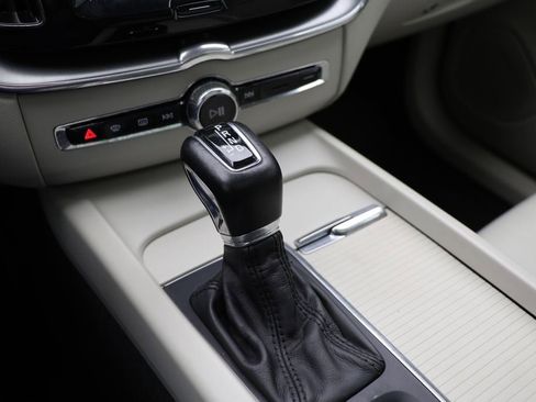 Used 2018 Volvo XC60 T6 Momentum w/ Vision Package image 27